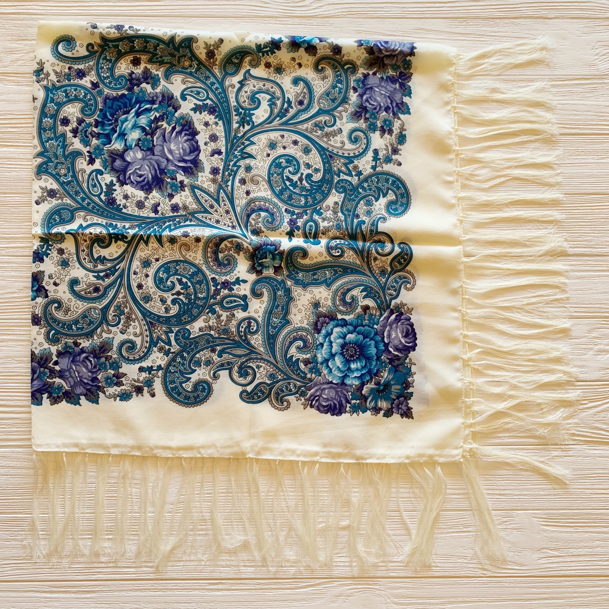 

Шерстяной платок Платочная мануфактура 120 см Х 120 см молочный 100570