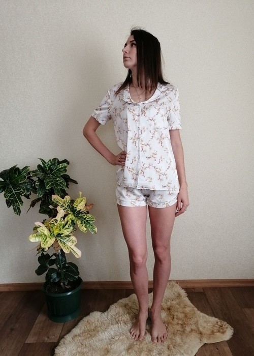 

Женская Пижама с Шортами и Рубашкой Шелковая FLEUR Lingerie Комплект Двойка с Коротким Рукавом 40 (L) Молочный (S 2431)