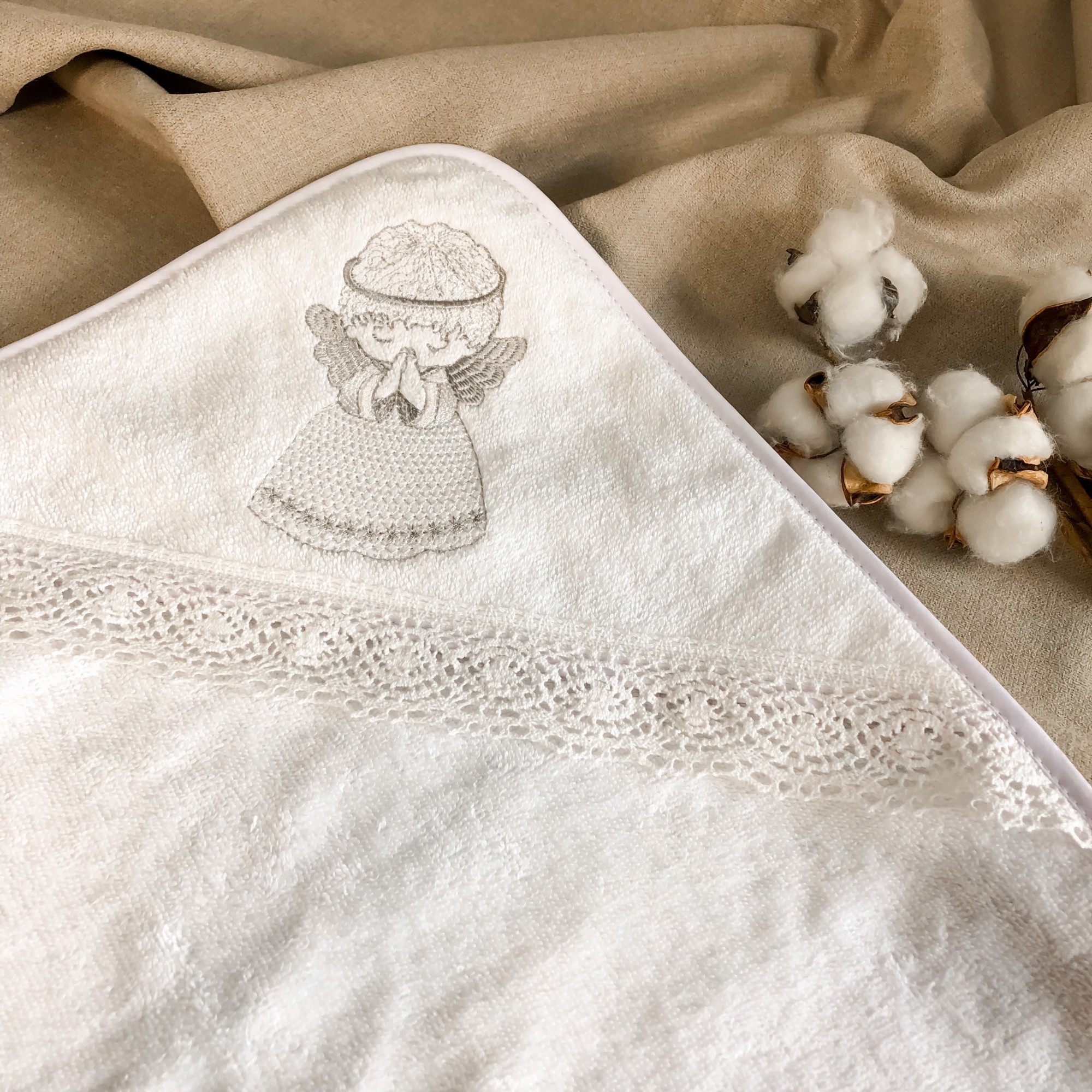 

Крыжма для крещения ребенка Tino Baby с вышивкой "Ангел", белая махровая, 80х90 см, серебристая вышивка