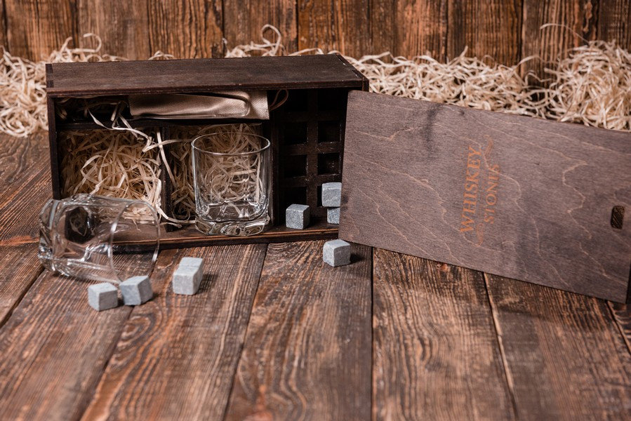 

Камни для виски Whiskey stones Original со стаканами luna pasabahce в подарочном пенале 8 шт. из стеатита + 2 бокала + щипцы с инструкцией Серые