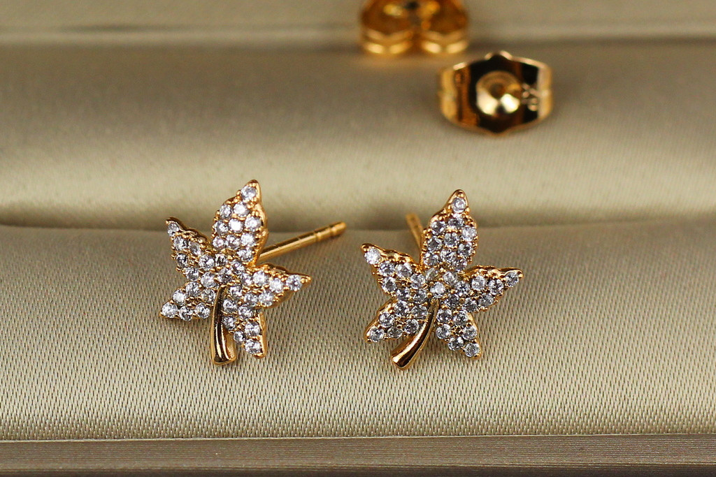 

Серьги гвоздики Xuping Jewelry кленовые листики из мелких фианитов 1,2 см золотистые