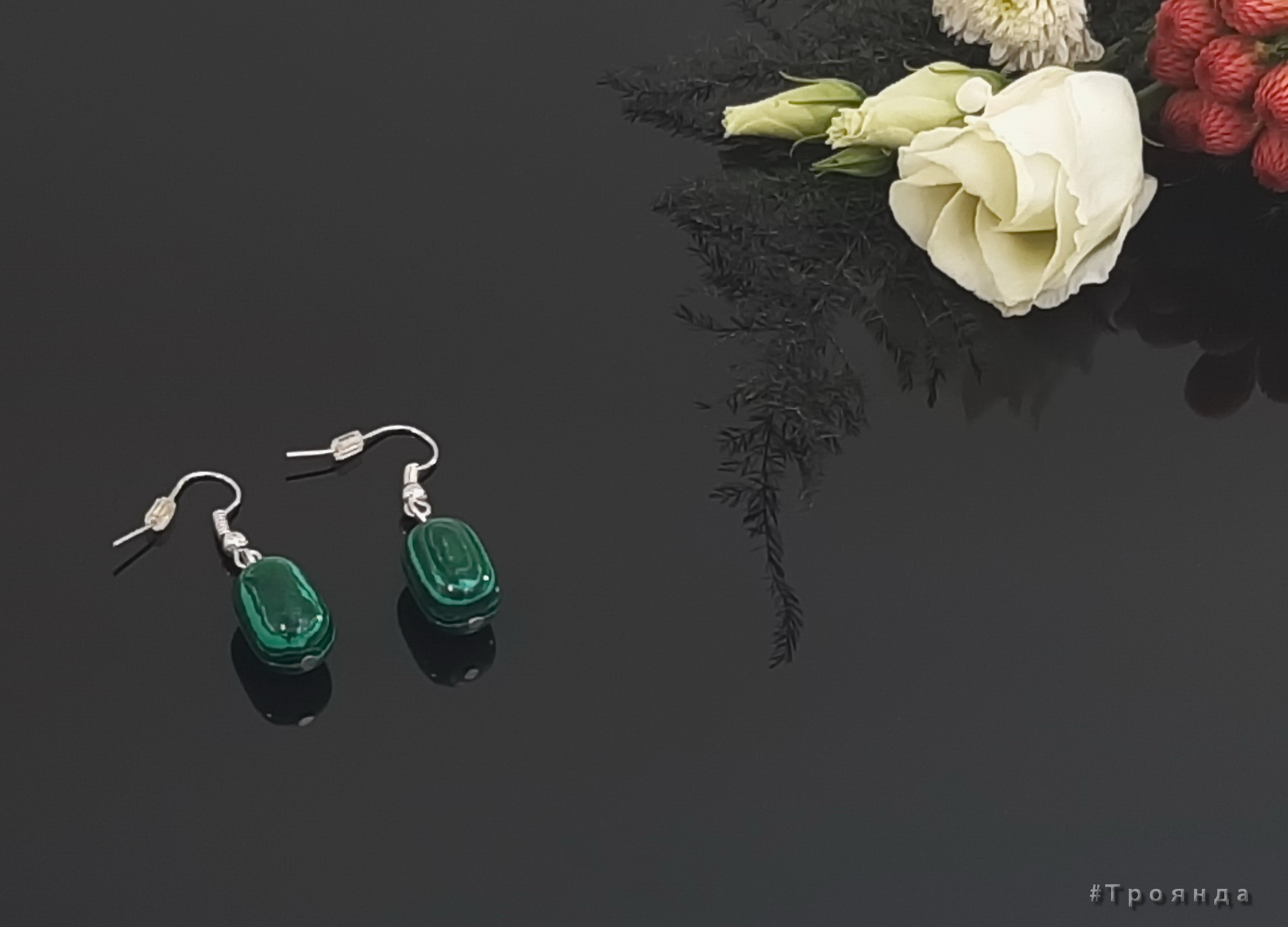 

Сережки из натурального камня Малахит длина 4см зеленые