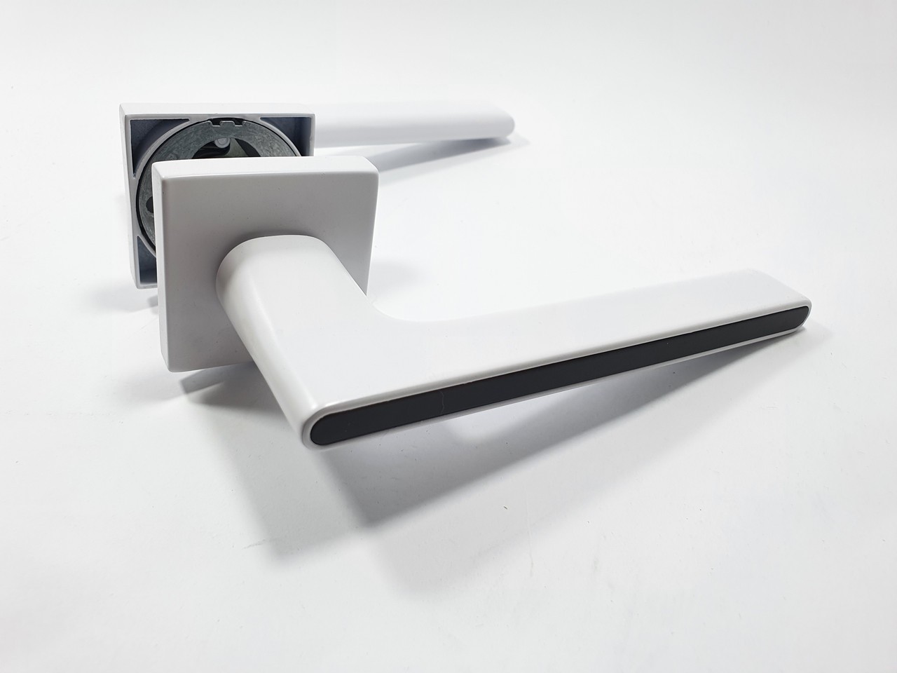 

​Ручка дверная межкомнатная TRION ЦАМ RADIANT 49 White+Black