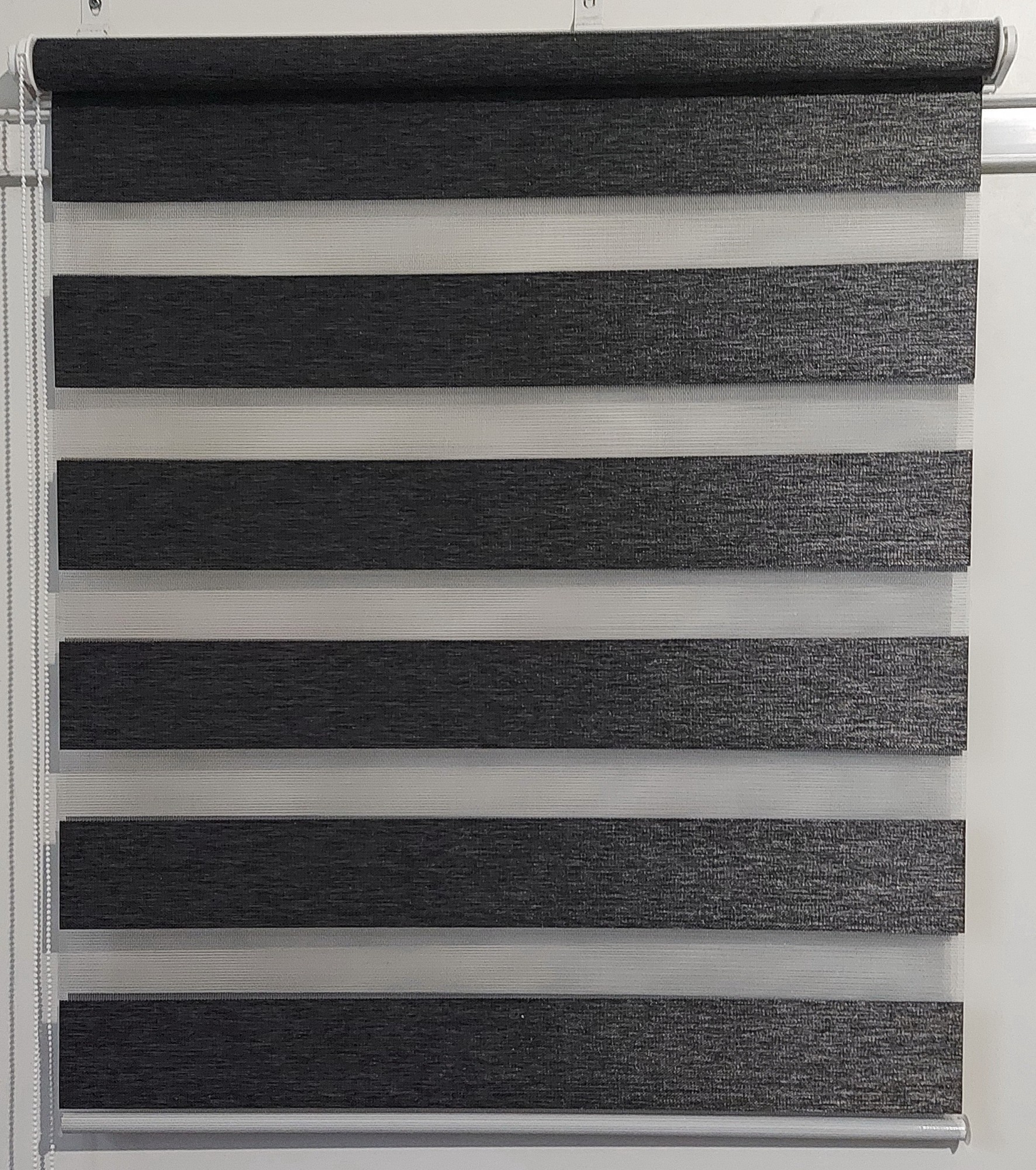 

Рулонная штора Miranda День-ночь ВН-29 блэкаут 87,5*160 см Чёрный