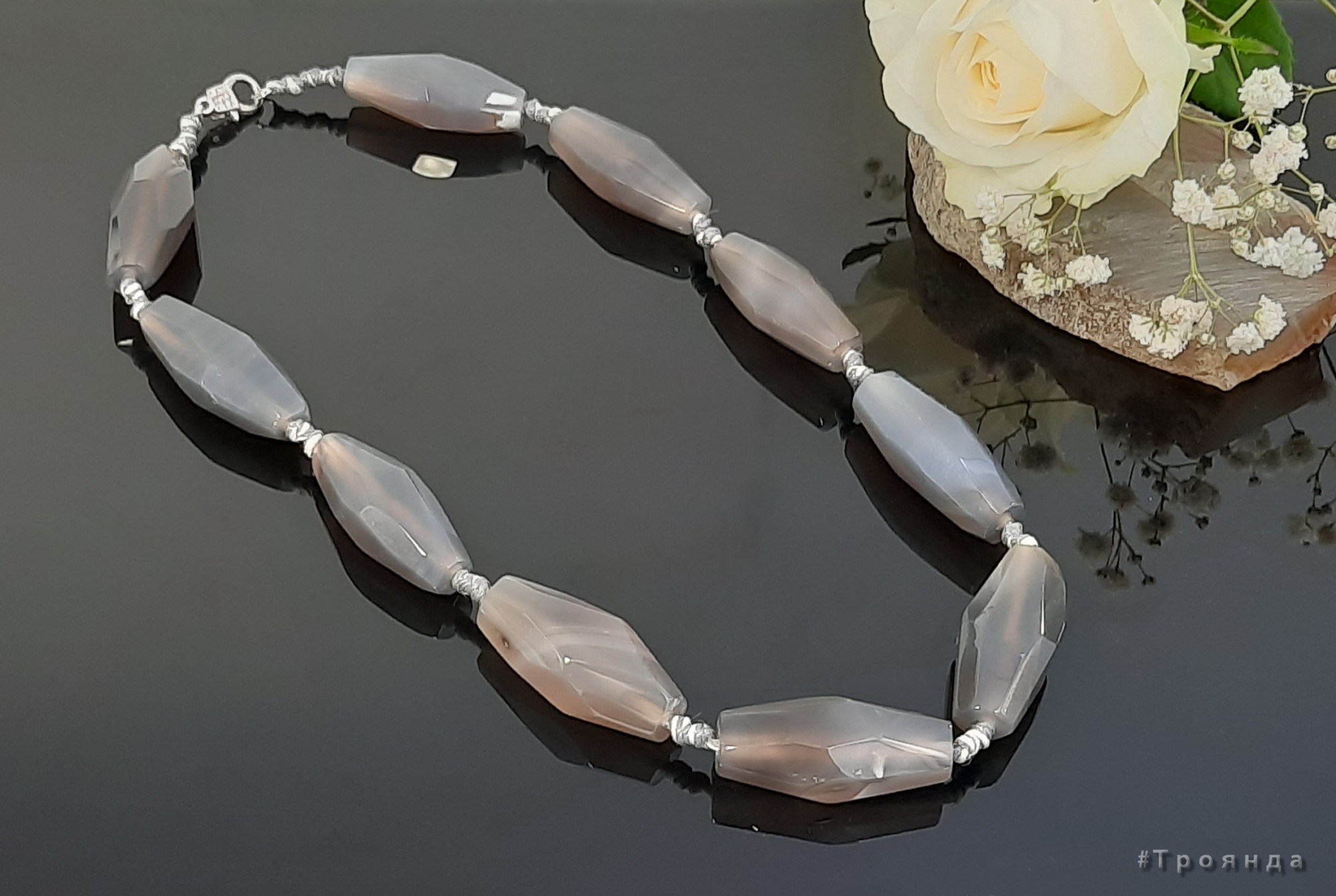 

Бусы из натурального камня с огранкой Серый агат длина 50 см серый