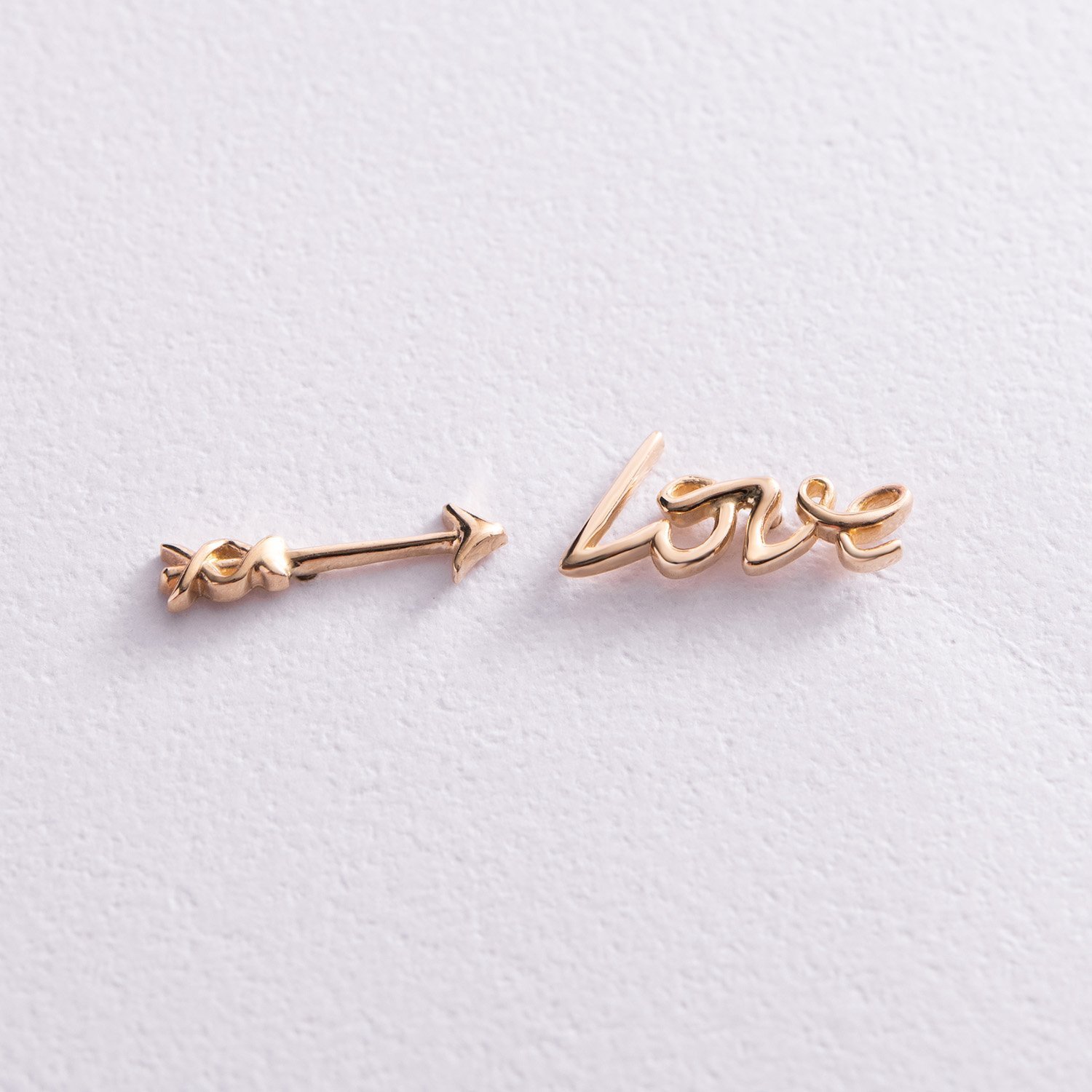 

Серьги - пусеты "Love" в желтом золоте с07577 Оникс
