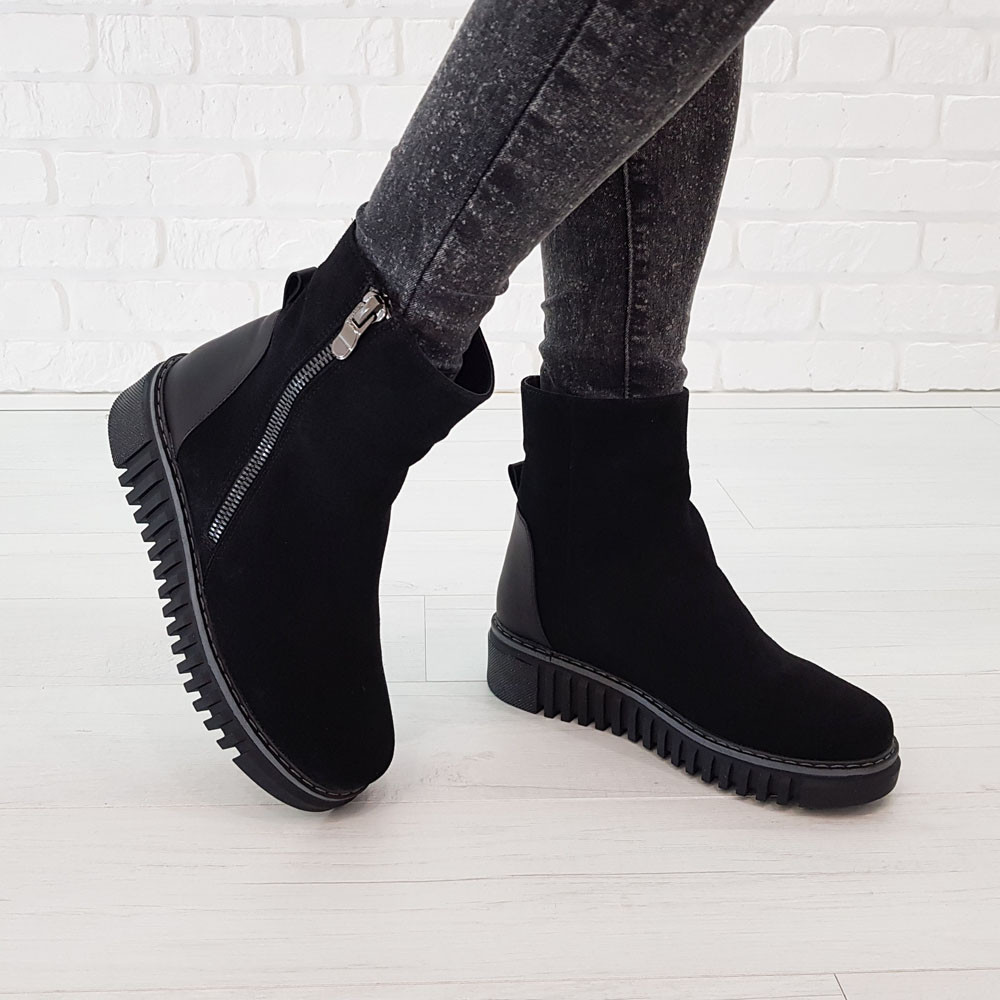 

Ботинки женские с мехом Woman's heel 36 черные (О-855)