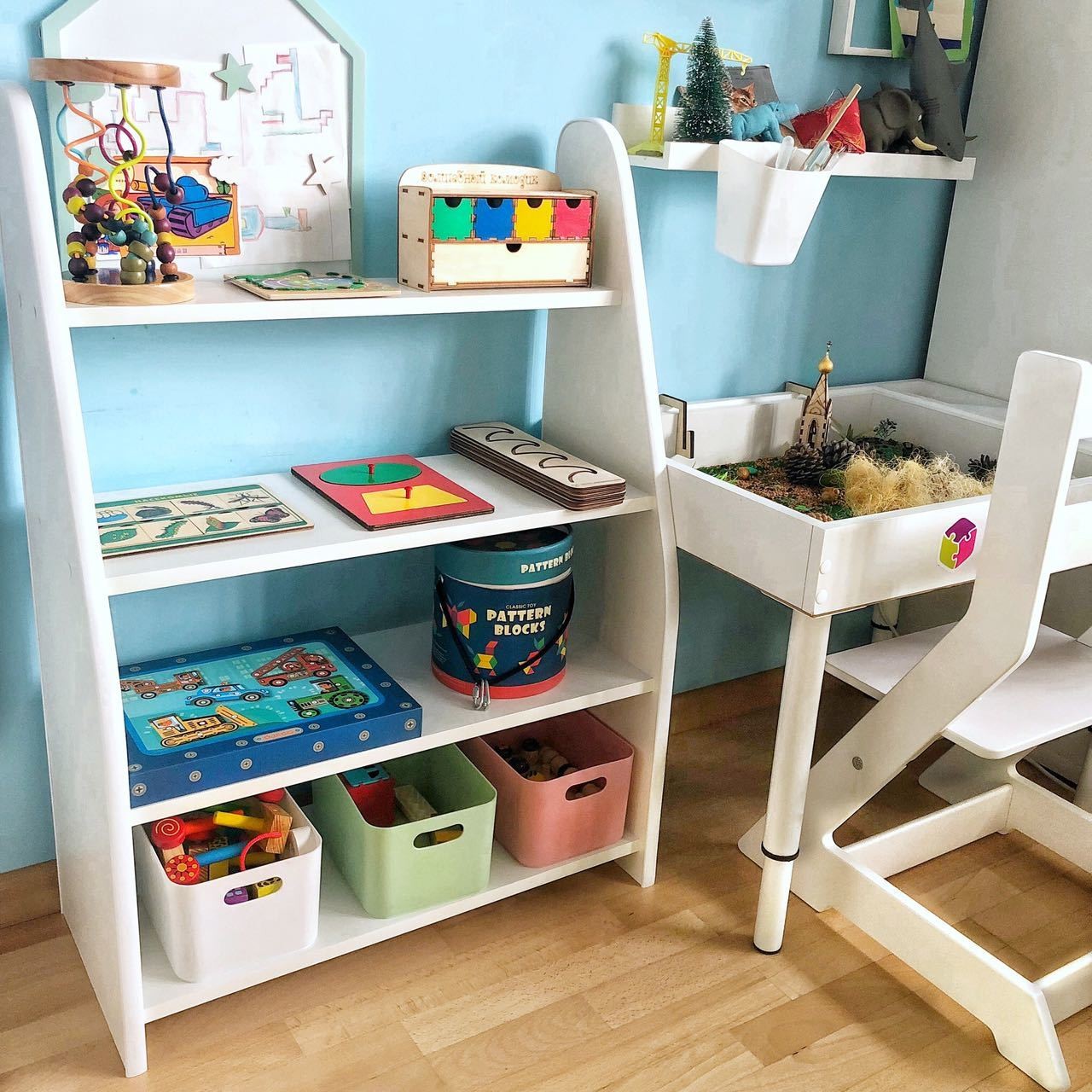 Деревянные стеллажи в детскую комнату: особенности и преимущества