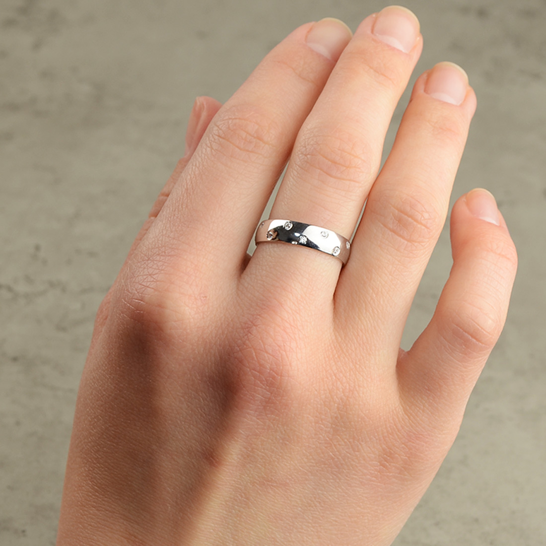 

Серебряное кольцо с камнями цирконий родированное 39-kr 16