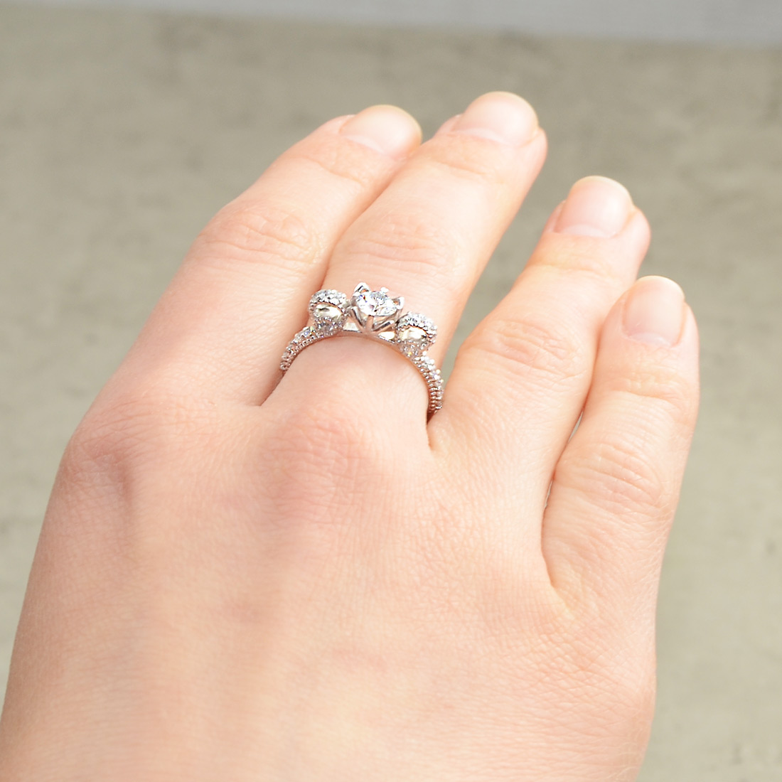 

Женское кольцо из серебра 925 пробы со вставками кубическим цирконием родированное 53-kr 17.5