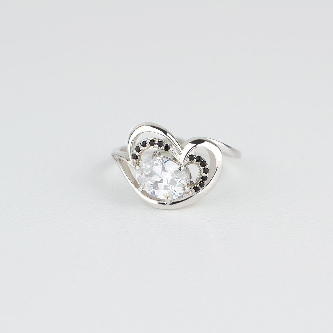 

Серебряное кольцо с камнями цирконий родированное k-109r 16.5