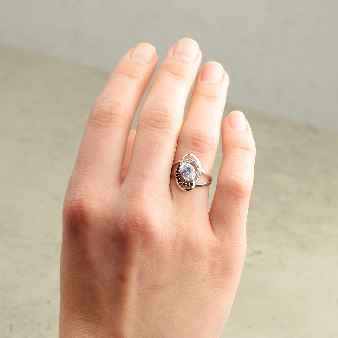 

Серебряное кольцо с камнями цирконий родированное k-92r 16