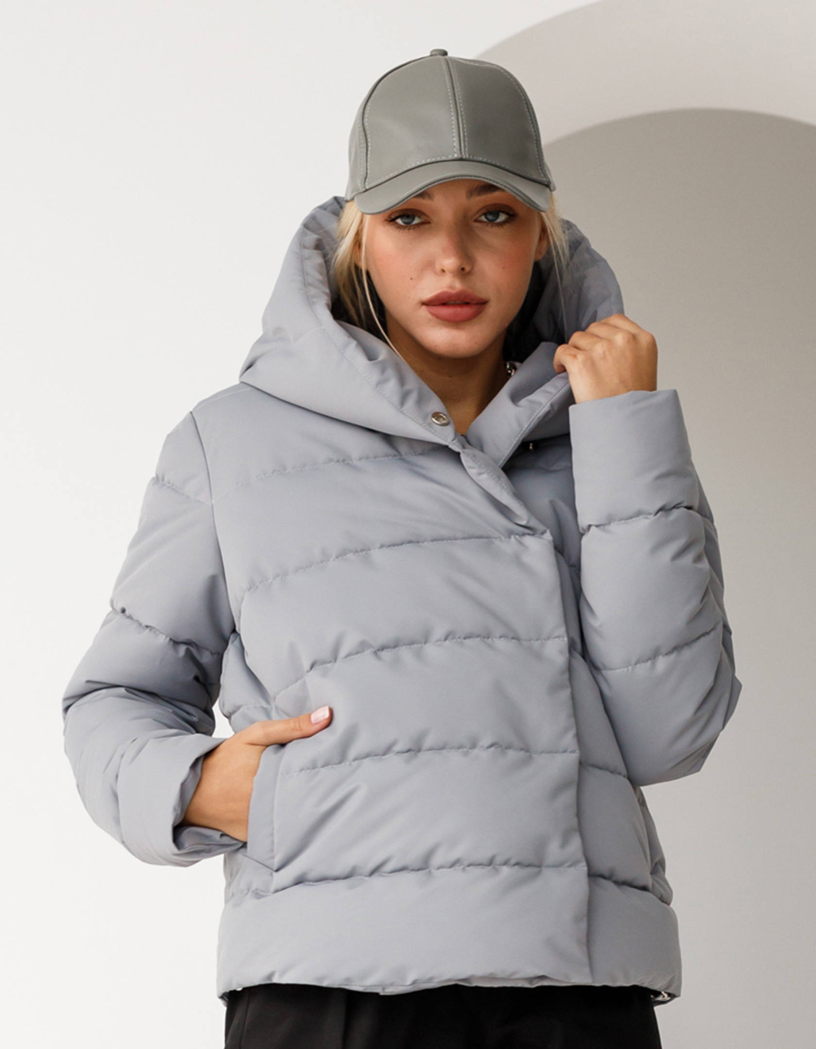 

Куртка деми Wear me модная короткая зимняя женская пуховик с капюшоном  Серый 1w/03/23, Куртка деми Wear me модная короткая зимняя женская пуховик с капюшоном M Серый 1w/03/23