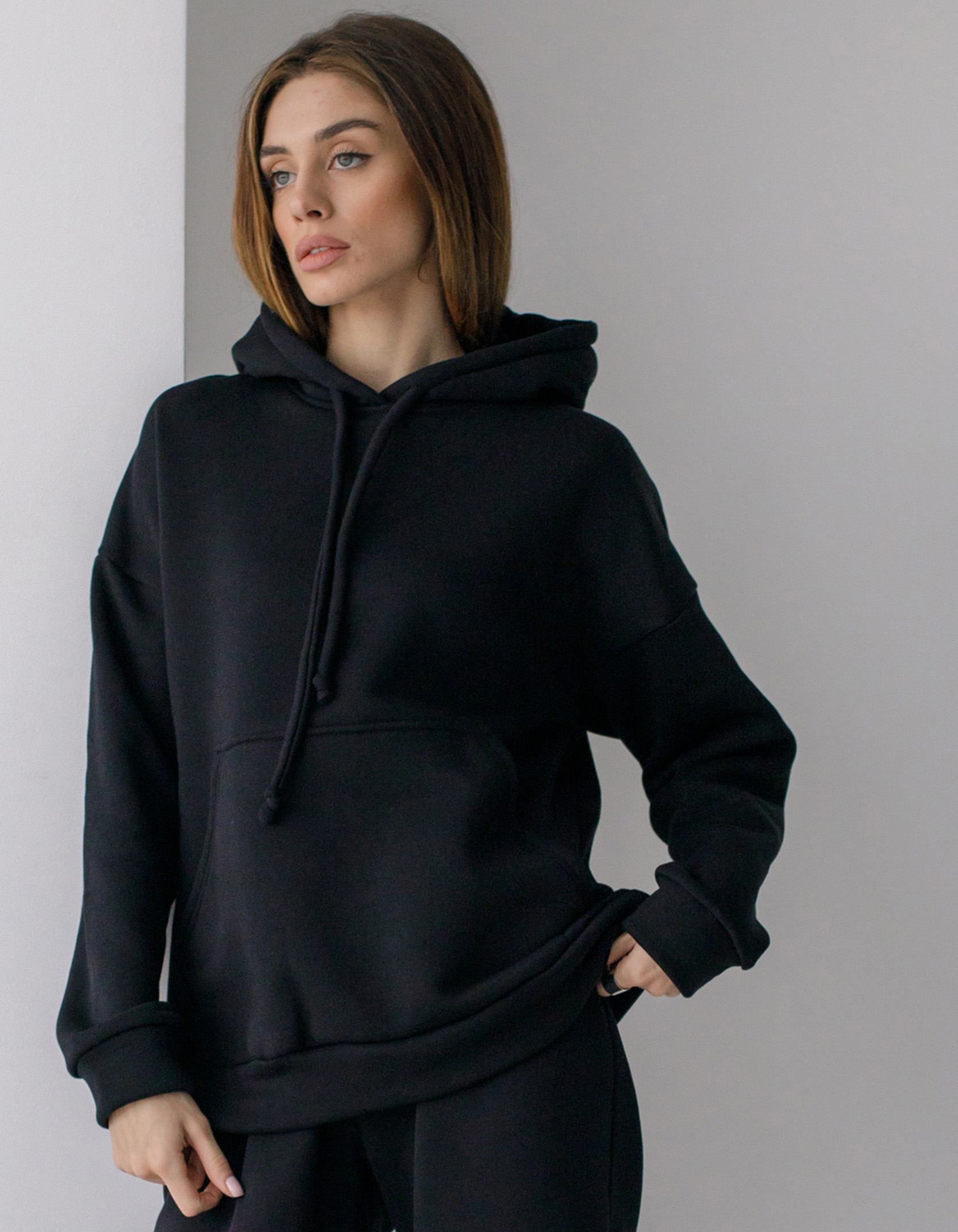

Худи Wear me женское однотонное спортивное с карманом кенгуру M Чёрный 2w/43/29