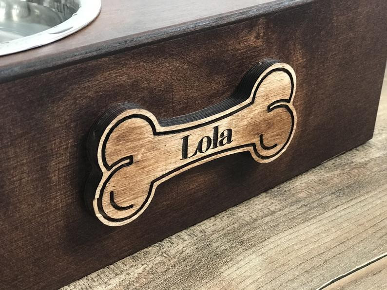 

Именная подставка для мисок для собак TheMagicTreeArt из дерева, Тип 9, S Эбонит