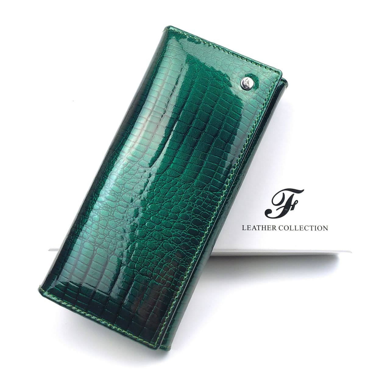

Женский кожаный лаковый кошелек на магнитах Salfeite F-AE150-1-GREEN зеленый