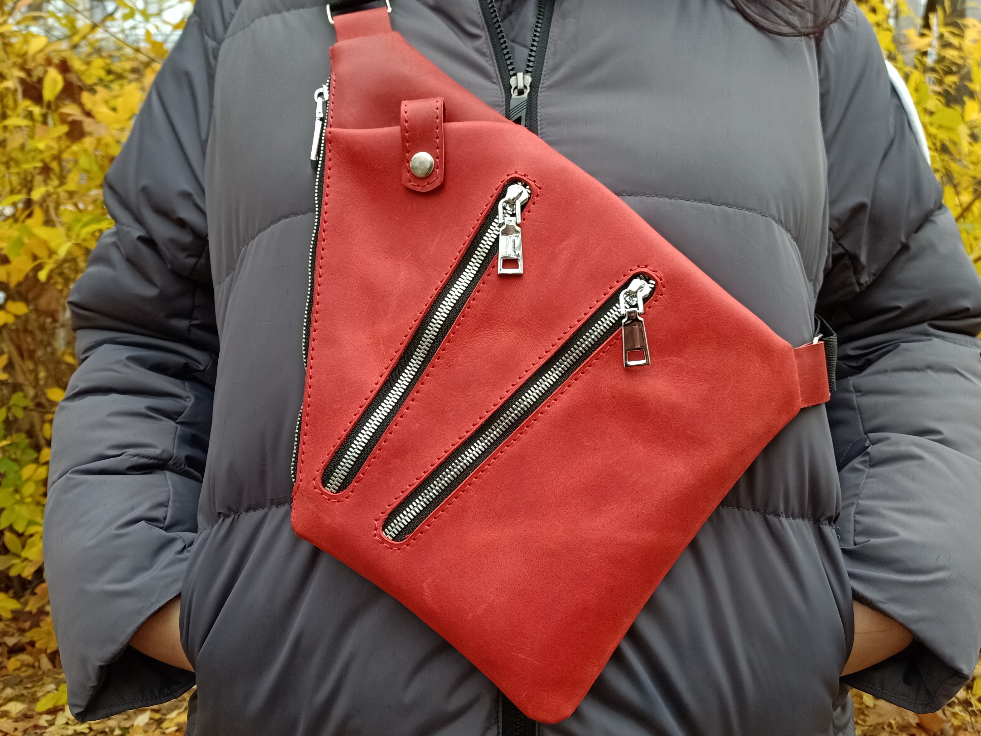 

Кожаная сумка-слинг Roman&Litvin с40 Красный