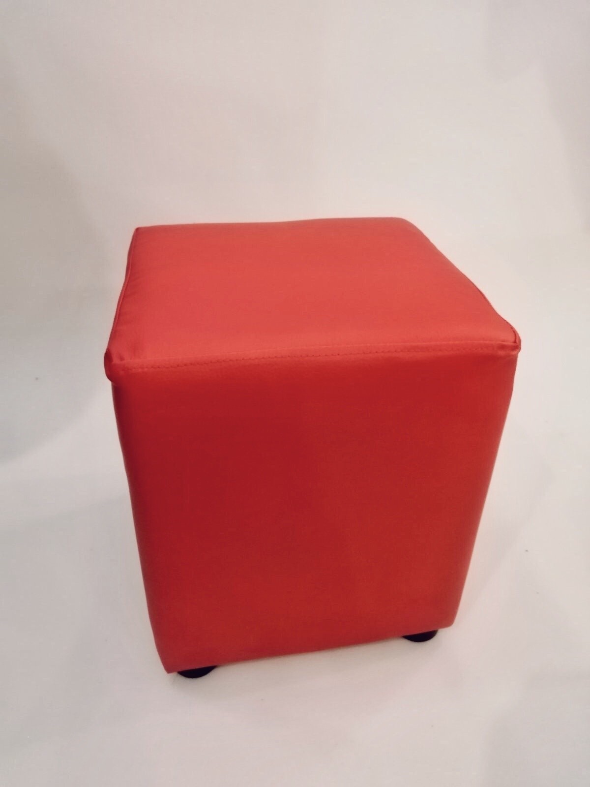 

Пуфик кожзам 31 X 31 Х 40 см красный