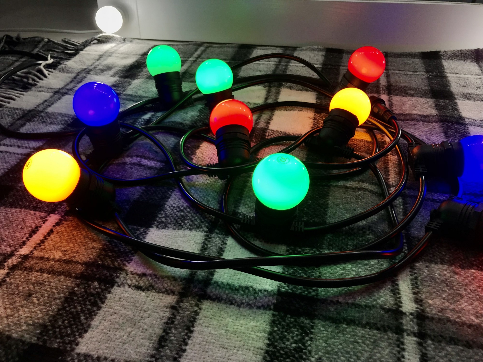 

Уличная Ретро Гирлянда Тесла с круглым проводом 70 метров на 140 разноцветных LED лампочек по 1.2Вт С дистанционным выключателем