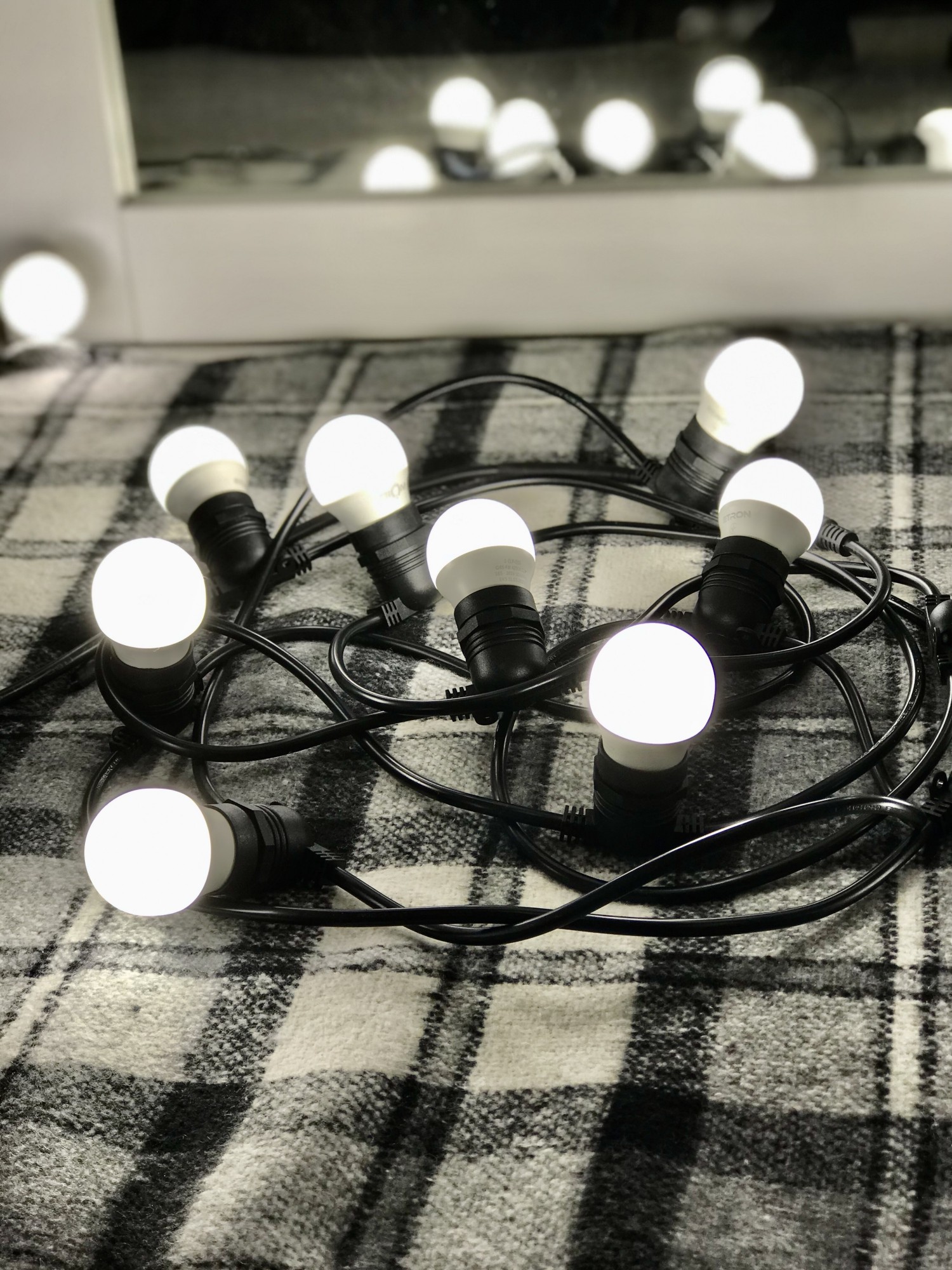 

Уличная Ретро Гирлянда Тесла с круглым проводом 20 метров на 40 LED лампочек белого свечения по 4Вт