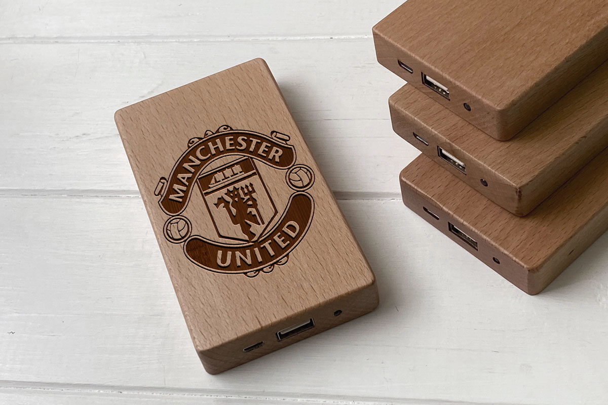

Деревянный внешний аккумулятор Maple с гравировкой Manchester
