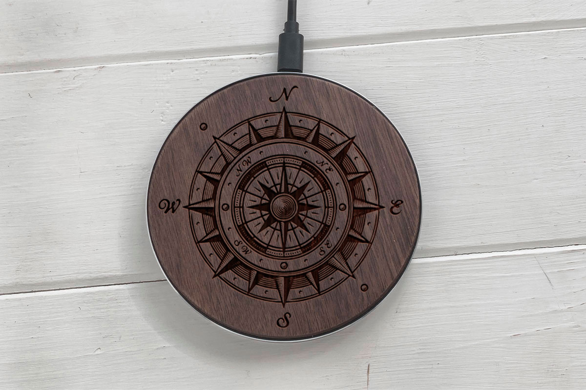 

Быстрая беспроводная деревянная зарядка SkinWood Black Fast Charge compass