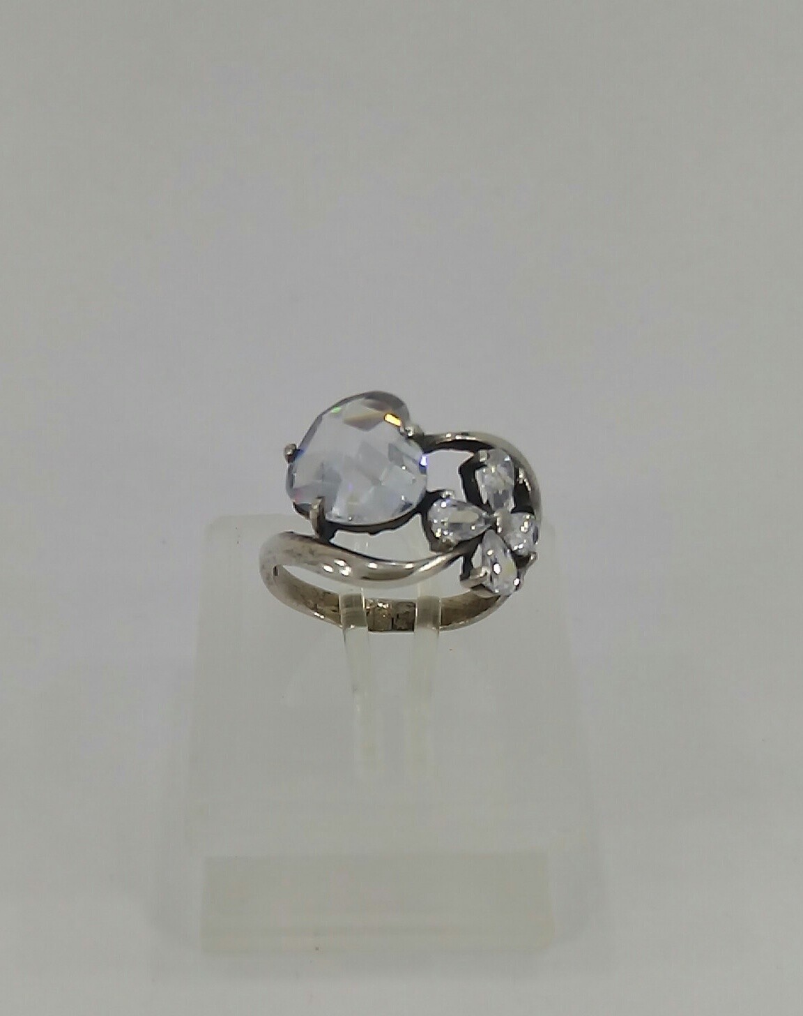 

Кольцо из серебра с куб. циркониями (0309/17) 18 размер