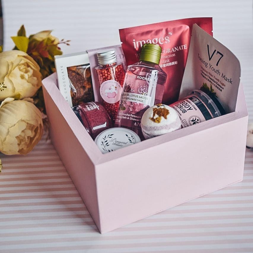 

Подарочный набор для девушек "Уходовый" для ухода за телом, для дня рождения , праздников или просто как романтический подарок