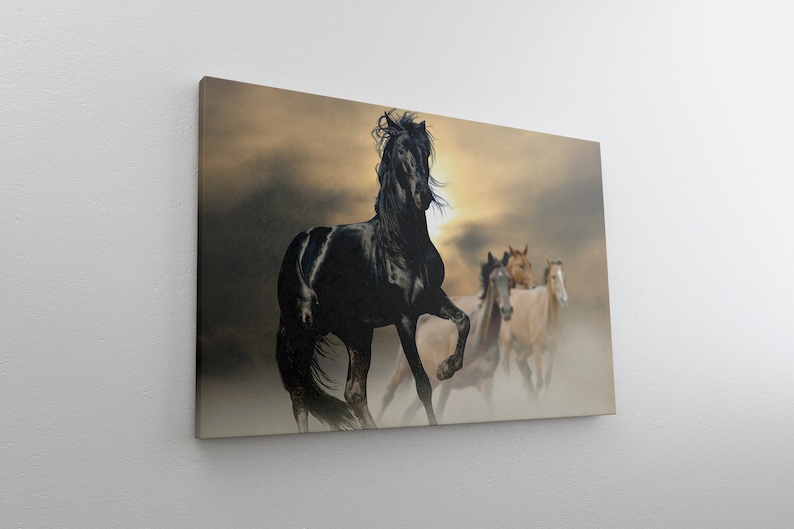 

Картина на холсте Чёрный жеребец и лошади51x34 см (103)