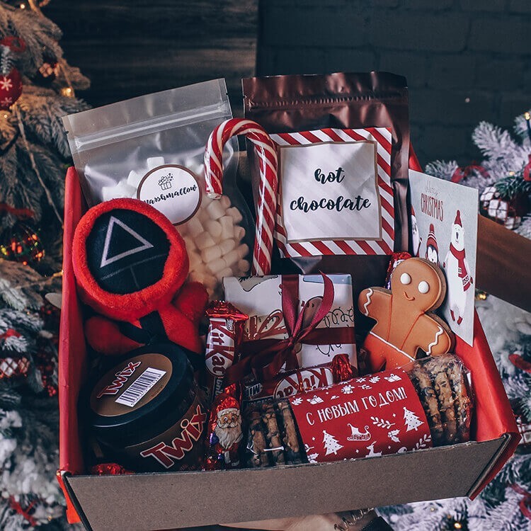 

Подарочный новогодний набор " Sweet box" для мужчин, женщин , девушек, парней