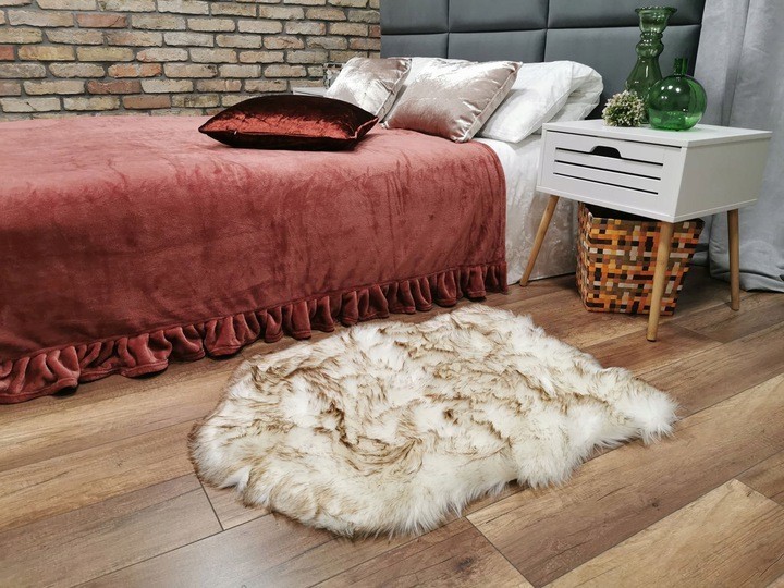 

Ковер искусственного меха Kontrast VOLPI BROWN в форме шкурки 55*85 см
