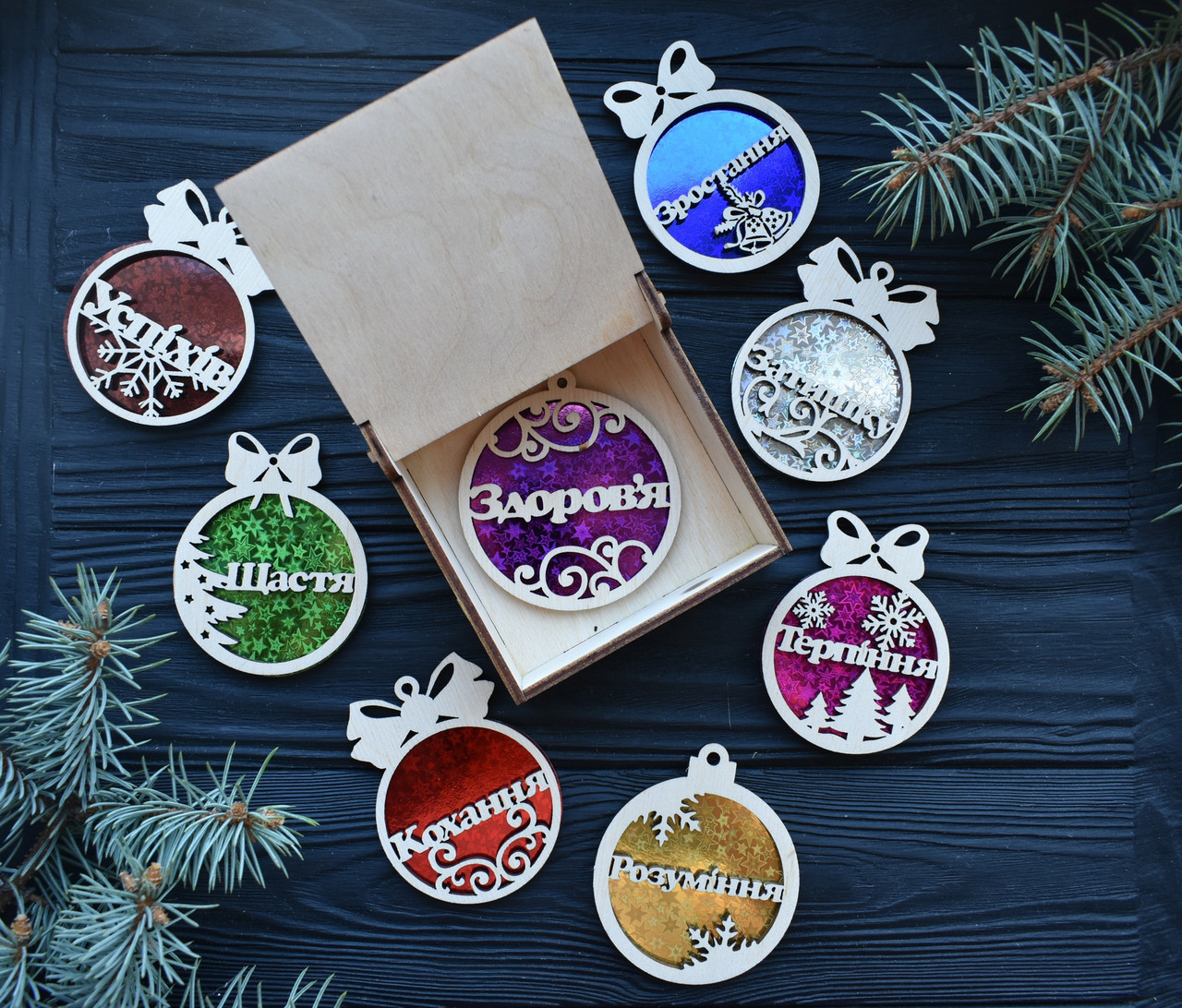 

Набор новогодних игрушек шариков из дерева с пожеланиями с подарочной коробкой,. Ёлочные игрушки с голографическим эффектом. Набор 8 шт под заказ (НГ0174)