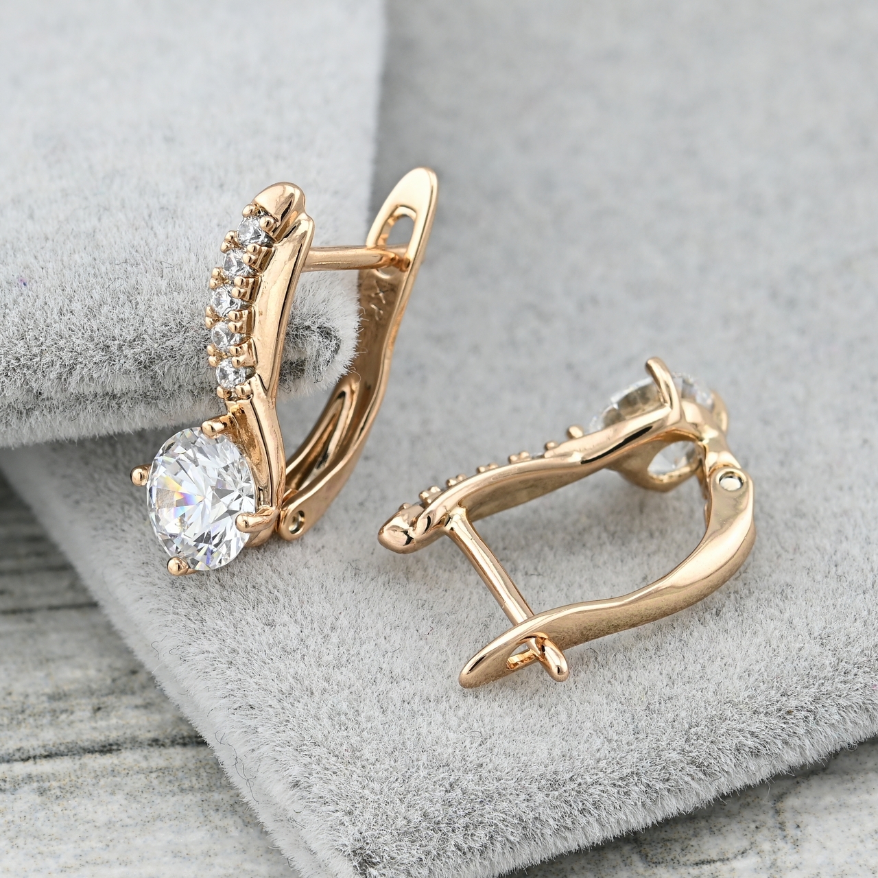 

Серьги Джудит размер 17х7 мм белые фианиты вес 2.5 г позолота 18К