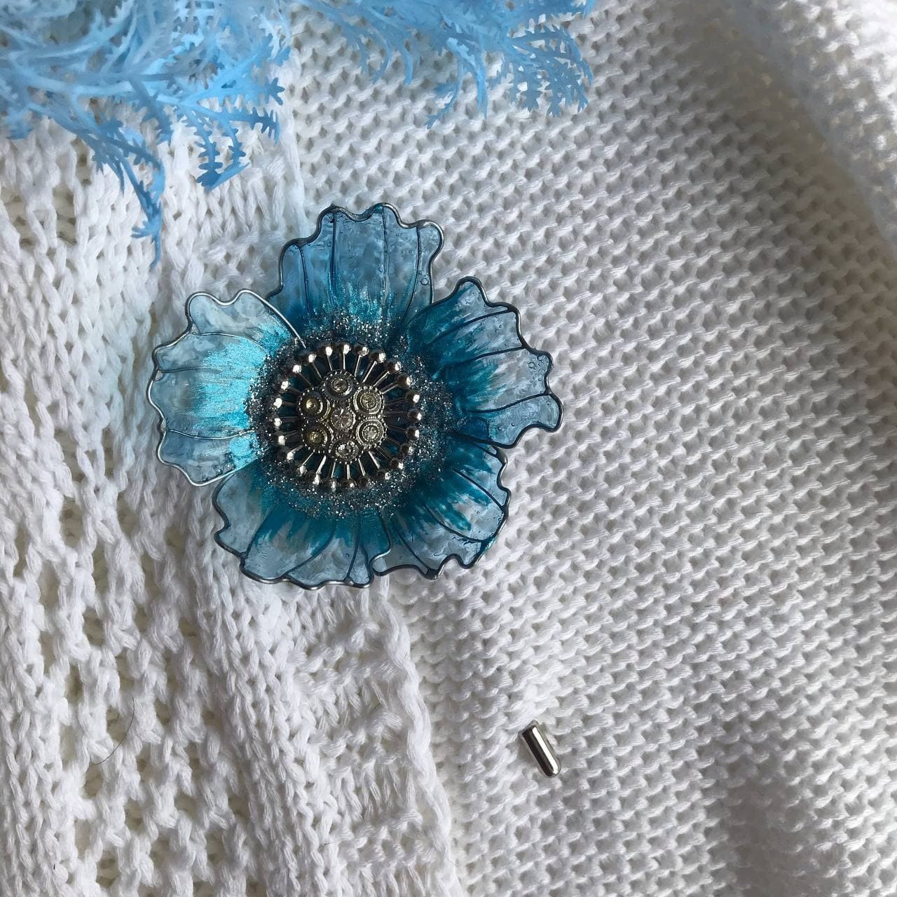

Брошка авторского дизайна Цветочек голубая