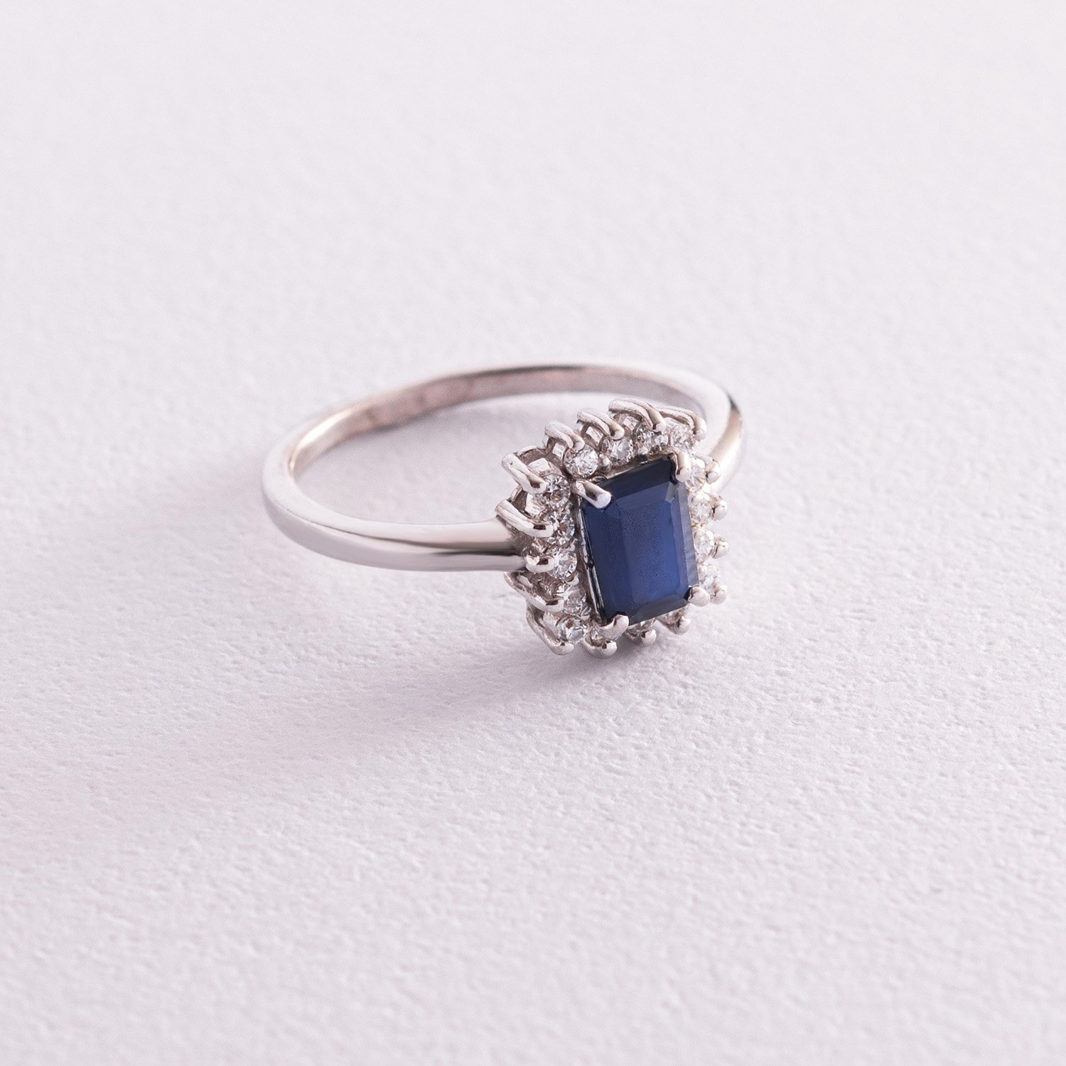 

Серебряное помолвочное кольцо с синим сапфиром и фианитами 111459 Оникс 18
