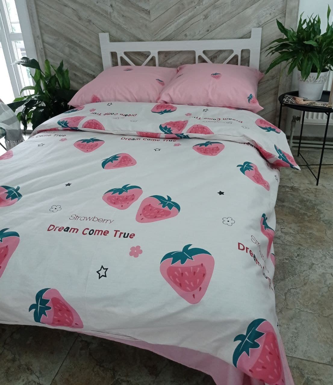 

Комплект постельного белья Lamoki Strawberry Семейные