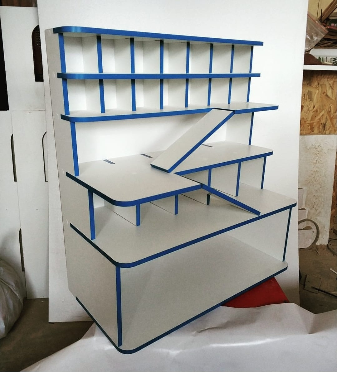 

Парковка для машинок модель Лев Белый/синий МДФ 10 мм