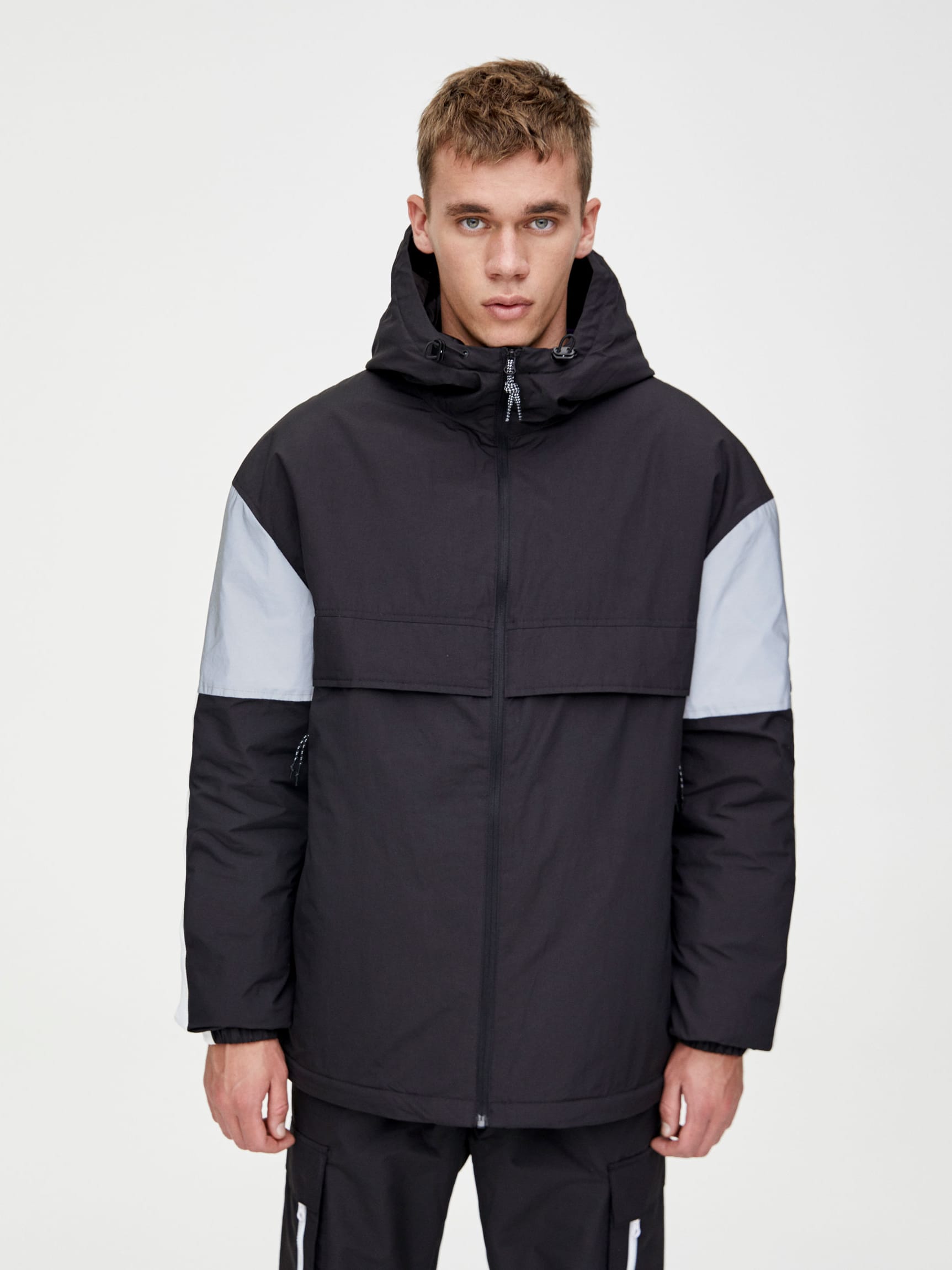 

Анорак Pull & Bear 5713/521/800 L Черный с серо-белым