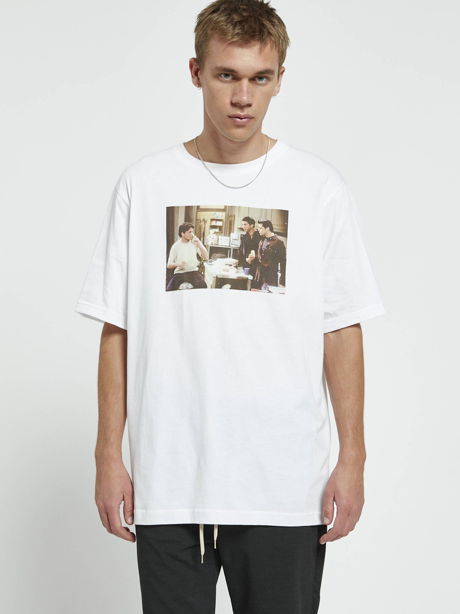 

Футболка Pull & Bear 9244/793/250 L Белая с принтом