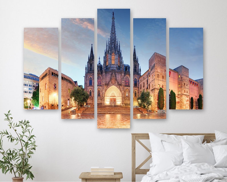 

Модульная картина на холсте из пяти частей Собор Святого Креста и Святой Евлалии в Барселоне 112x68 см