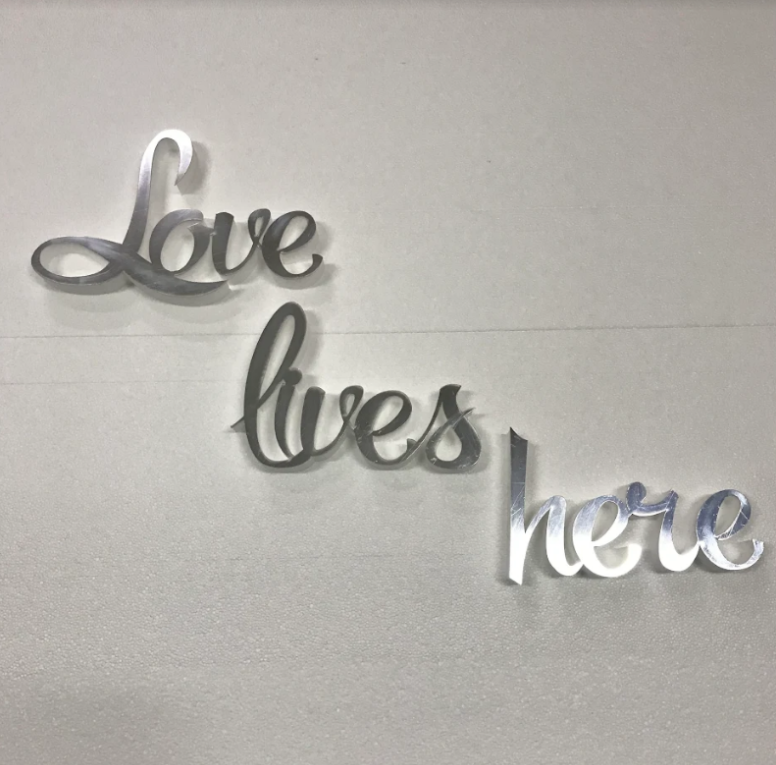 

Надпись Love lives here из зеркального пластика Manific Decor