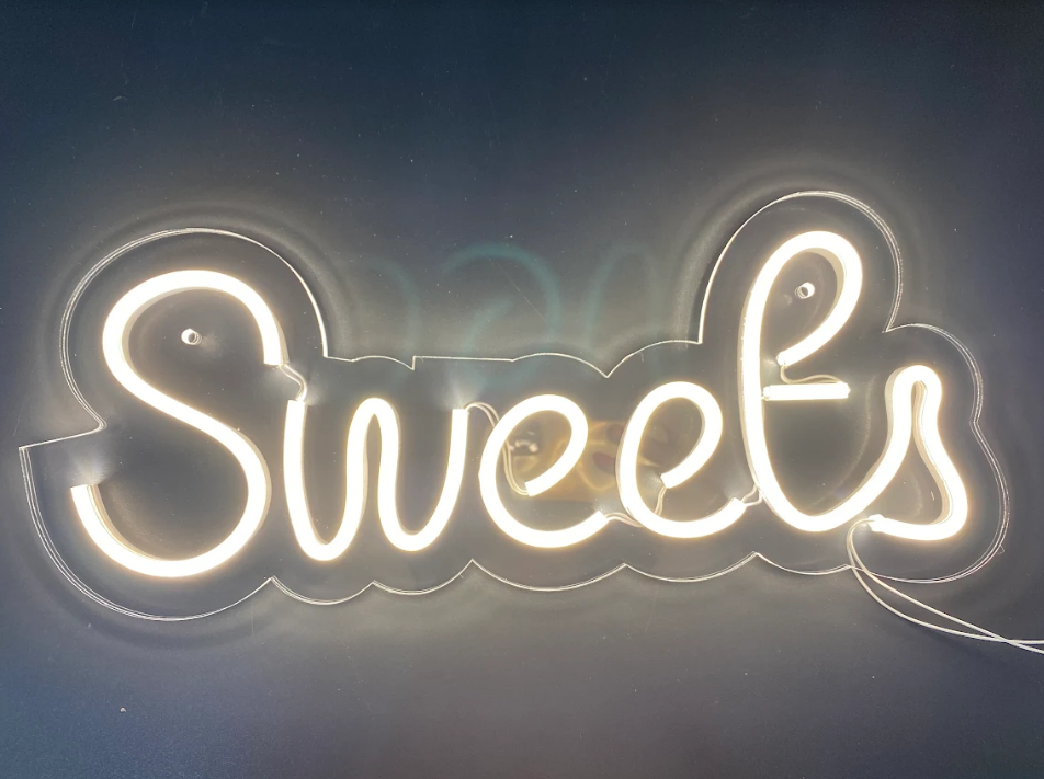 

Неоновая надпись Sweets на прозрачной акриловой основе Manific Decor