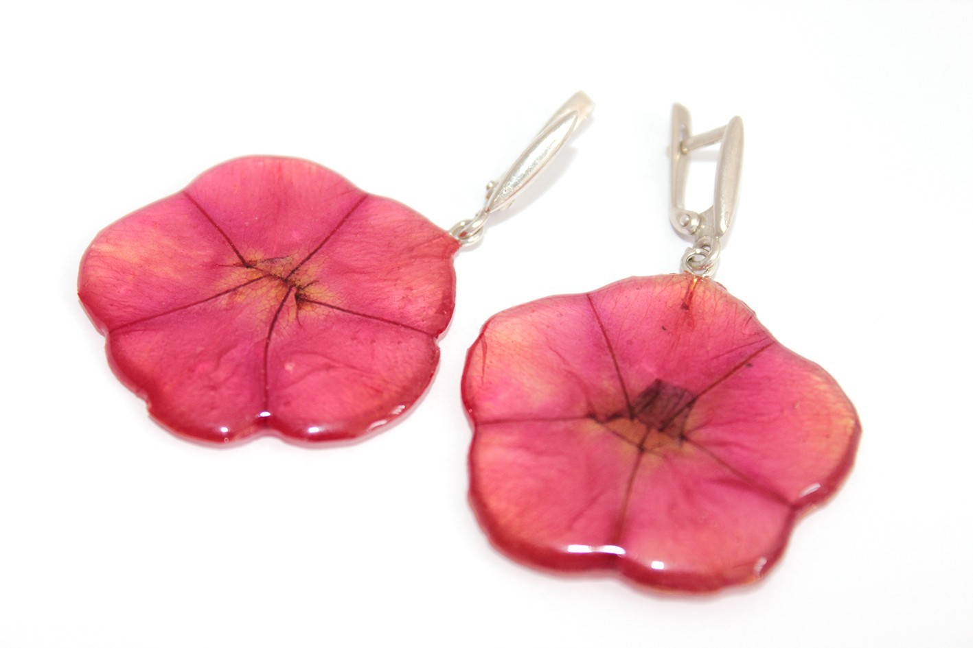 

Серьги BLOOMERY c цветком ночной красавицы в эпоксидной смоле (3014)