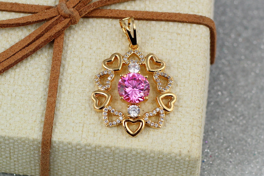 

Кулон Xuping Jewelry розовый камень с сердечками вокруг 2,5 см золотистый