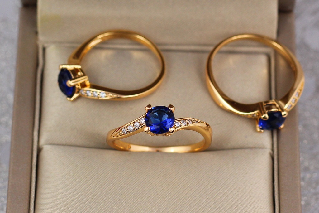 

Кольцо Xuping Jewelry тонкое бока изогнуты с синим камнем 6 мм р 16 золотистое