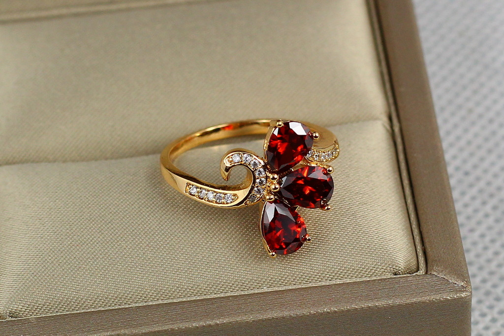 

Кольцо Xuping Jewelry с тремя красными лепестками р 18 золотистое