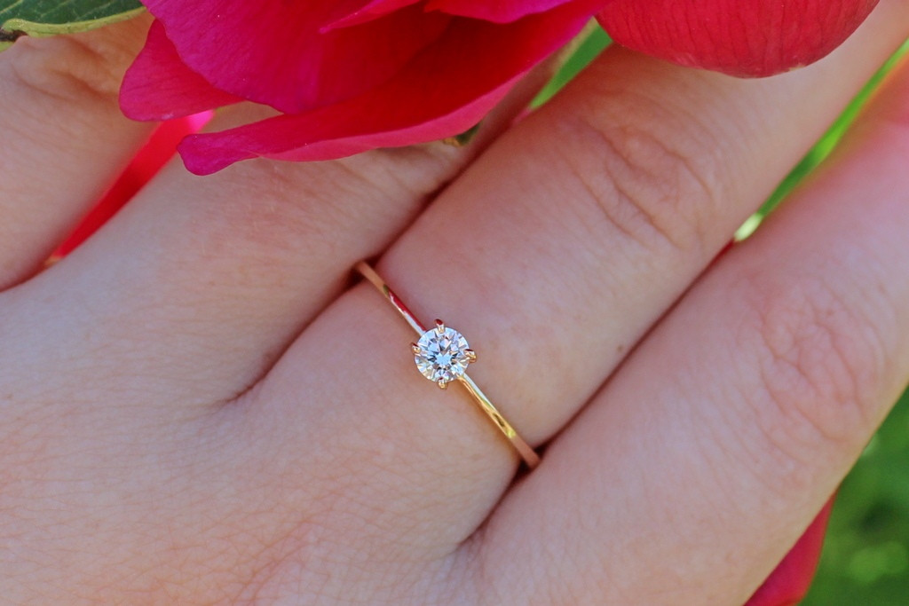 

Кольцо Xuping Jewelry тонкое с белым фианитом 4 мм на четыре крепления р 16 золотистое