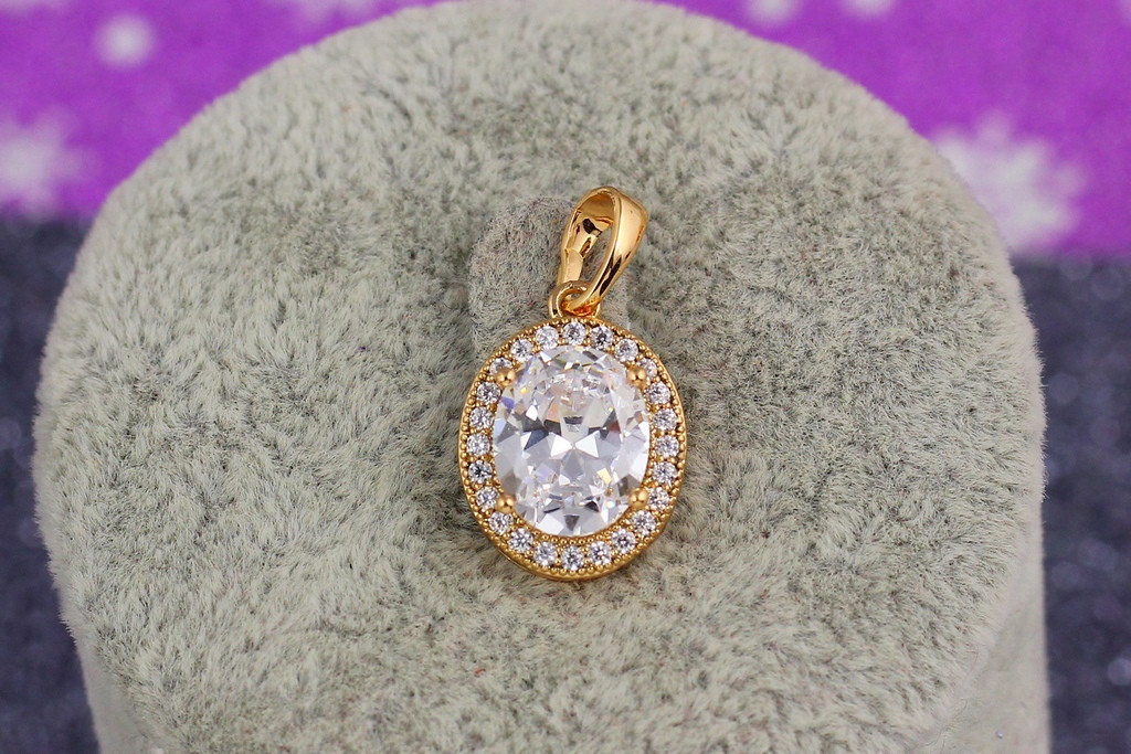 

Кулон Xuping Jewelry белый камень с ободком из фианитов 1.5 см золотистый