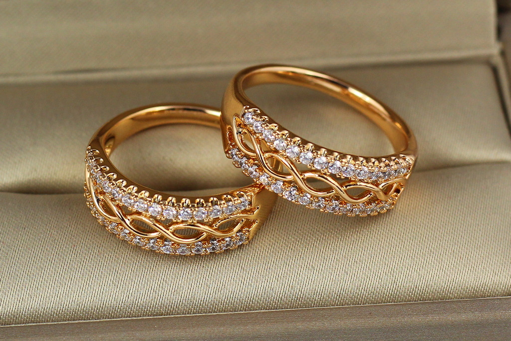 

Кольцо Xuping Jewelry слияние волн с двух сторон камни р 19 золотистое