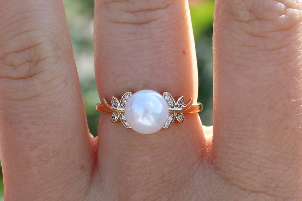 

Кольцо Xuping Jewelry жемчужина 8 мм с бабочками по бокам р 18 золотистое
